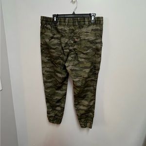 Levi’s camo joggers large